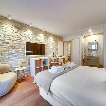 Historical In The Heart Of - 2 Apartment